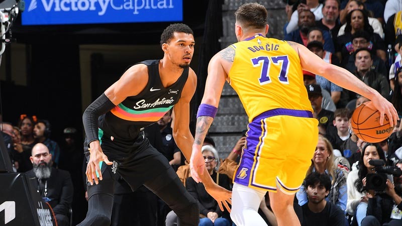 库兹马：噪音太大，以为听到了教练组喊我对爱德华兹犯规（库兹马：现场太吵，我误以为教练让我去犯规爱德华兹）